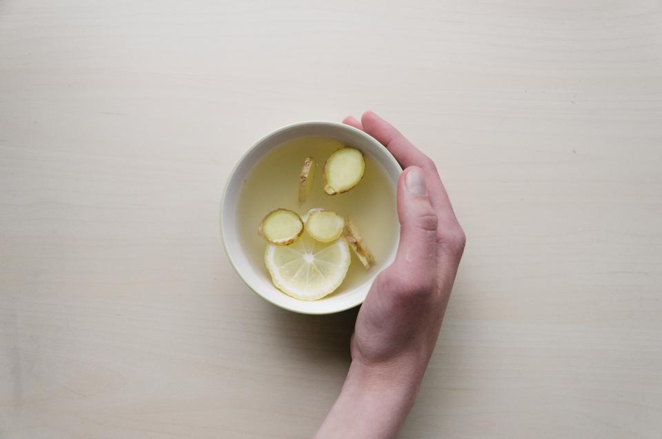 tea with lemon and ginger for sore throat